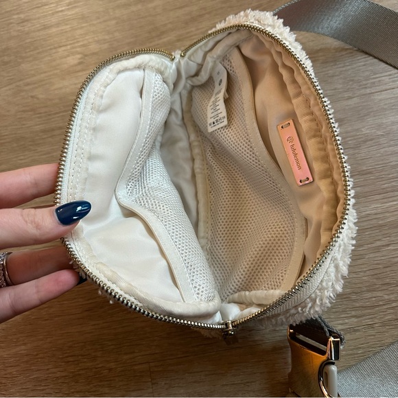 Everywhere Fleece Belt Bag - Picture 6 of 7